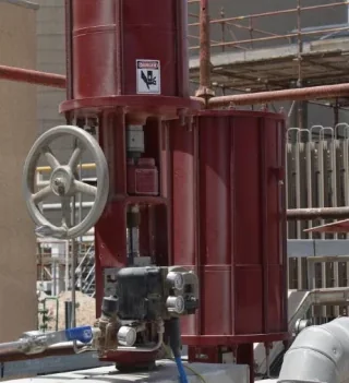 New red actuator with positioner and handwheel after retrofit, BANAGAS
